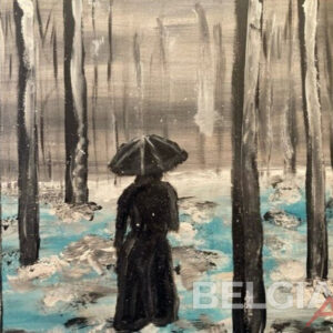 Femme se promenant sous le neige